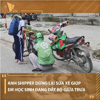Ấm lòng trước hành động của anh shipper trên phố Hà Nội
