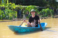   Phú Thọ: Ngô Trung Kiên đang chèo thuyền chở đồ tiếp tế cho dân làng bị lũ cô lập thì bình nước 20 lít trong khoang nghiêng khiến thuyền tròng trành, suýt lật.