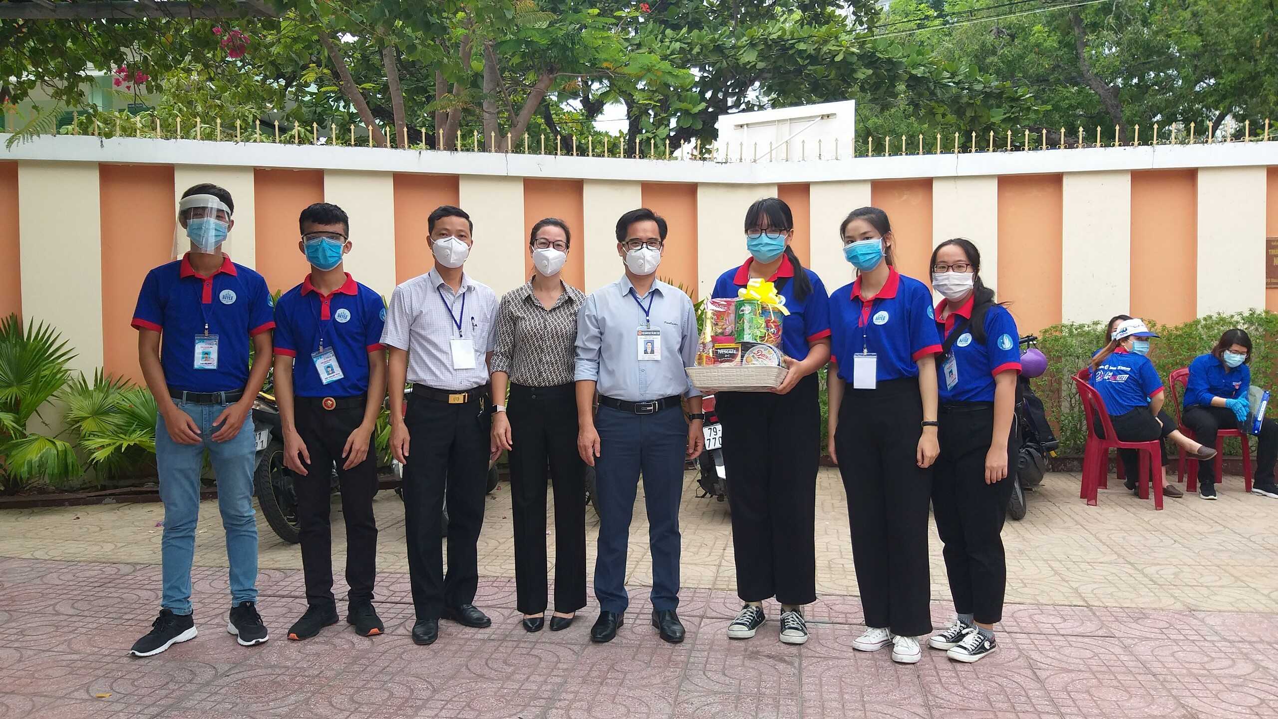 Ban giám hiệu nhà trường đã đến động viên và thăm hỏi các bạn tình nguyên ở điểm trường THPT Nguyễn Văn Trỗi