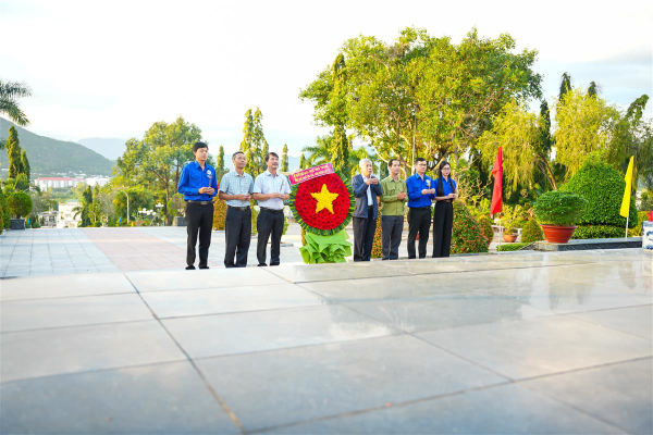 Trường Đại học Nha Trang tổ chức viếng Nghĩa trang Liệt sĩ Hòn Dung và Bia tưởng niệm liệt sĩ hy sinh Tết Mậu Thân 1968