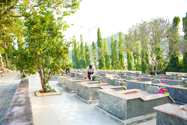 Trường Đại học Nha Trang tổ chức viếng Nghĩa trang Liệt sĩ Hòn Dung và Bia tưởng niệm liệt sĩ hy sinh Tết Mậu Thân 1968