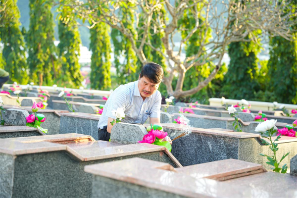 Trường Đại học Nha Trang tổ chức viếng Nghĩa trang Liệt sĩ Hòn Dung và Bia tưởng niệm liệt sĩ hy sinh Tết Mậu Thân 1968