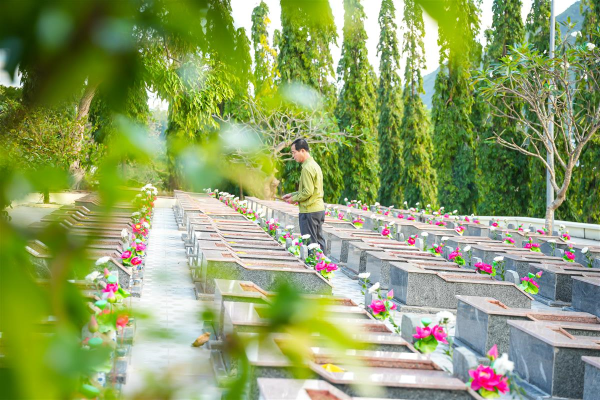 Trường Đại học Nha Trang tổ chức viếng Nghĩa trang Liệt sĩ Hòn Dung và Bia tưởng niệm liệt sĩ hy sinh Tết Mậu Thân 1968