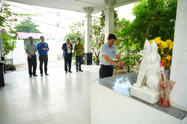 Trường Đại học Nha Trang tổ chức viếng Nghĩa trang Liệt sĩ Hòn Dung và Bia tưởng niệm liệt sĩ hy sinh Tết Mậu Thân 1968