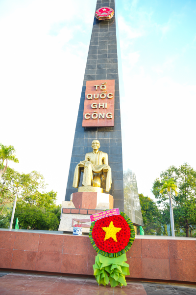 Trường Đại học Nha Trang tổ chức viếng Nghĩa trang Liệt sĩ Hòn Dung và Bia tưởng niệm liệt sĩ hy sinh Tết Mậu Thân 1968