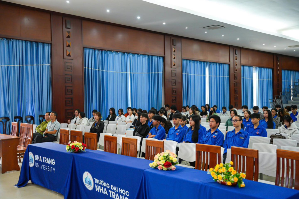 Sinh viên Trường Đại học Nha Trang nghe báo cáo thời sự chuyên đề  “Quân đội Việt Nam anh hùng”