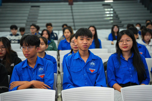Sinh viên Trường Đại học Nha Trang nghe báo cáo thời sự chuyên đề  “Quân đội Việt Nam anh hùng”