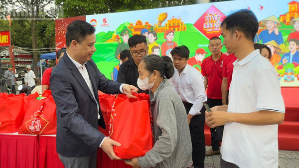 Chương trình “Chung vị Tết Việt, gắn kết muôn miền” trao quà tại Vĩnh Long