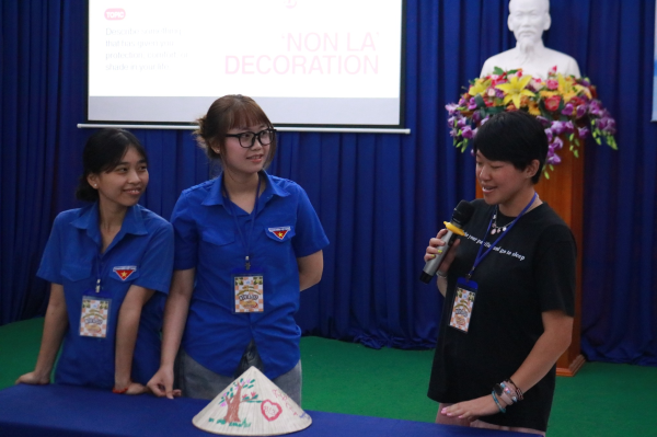 BUỔI GIAO LƯU VĂN HÓA QUỐC TẾ GIỮA SINH VIÊN TRƯỜNG ĐẠI HỌC NHA TRANG VÀ ĐOÀN SINH VIÊN SIT (HOA KỲ)