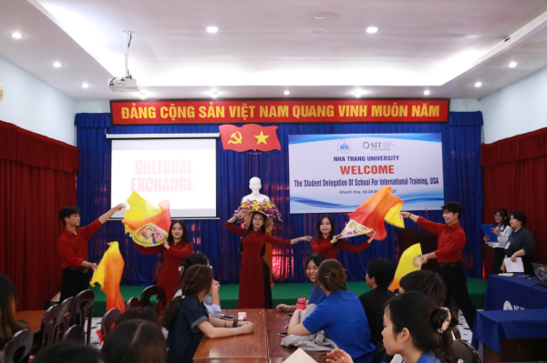 BUỔI GIAO LƯU VĂN HÓA QUỐC TẾ GIỮA SINH VIÊN TRƯỜNG ĐẠI HỌC NHA TRANG VÀ ĐOÀN SINH VIÊN SIT (HOA KỲ)