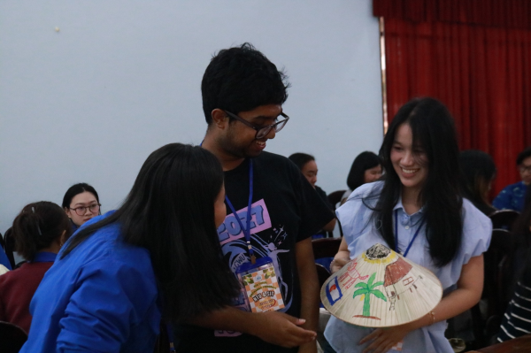 BUỔI GIAO LƯU VĂN HÓA QUỐC TẾ GIỮA SINH VIÊN TRƯỜNG ĐẠI HỌC NHA TRANG VÀ ĐOÀN SINH VIÊN SIT (HOA KỲ)