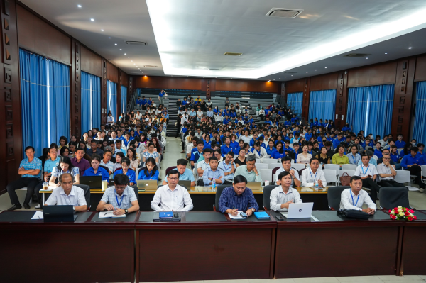 Đối thoại cởi mở, đồng hành cùng sinh viên tại Trường Đại học Nha Trang