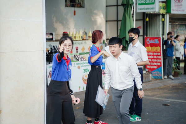 Đội hình sinh viên tình nguyện hỗ trợ đảm bảo an toàn tại Kỳ thi Đánh giá năng lực đợt 2 năm 2026