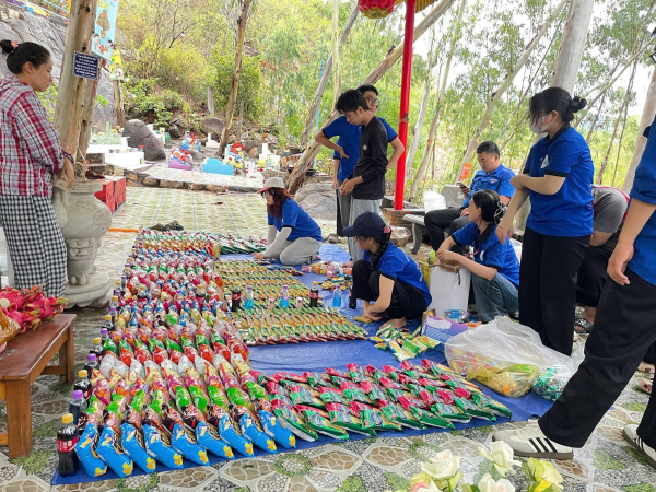 ĐỘI TÌNH NGUYỆN TRƯỜNG KỸ THUẬT VÀ CÔNG NGHỆ PHỐI HỢP TỔ CHỨC HOẠT ĐỘNG TÌNH NGUYỆN TẠI TRANG VIÊN HOA HỒNG