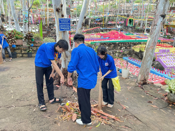 ĐỘI TÌNH NGUYỆN TRƯỜNG KỸ THUẬT VÀ CÔNG NGHỆ PHỐI HỢP TỔ CHỨC HOẠT ĐỘNG TÌNH NGUYỆN TẠI TRANG VIÊN HOA HỒNG
