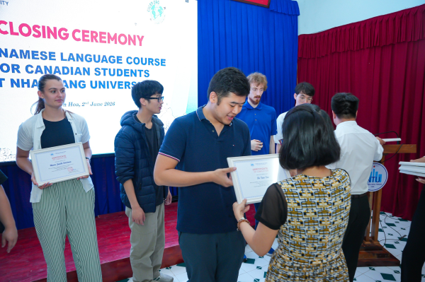 Trường Đại học Nha Trang tổ chức tổng kết khóa học tiếng Việt và giao lưu văn hóa với sinh viên Canada