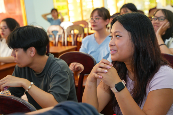 Trường Đại học Nha Trang tổ chức tổng kết khóa học tiếng Việt và giao lưu văn hóa với sinh viên Canada