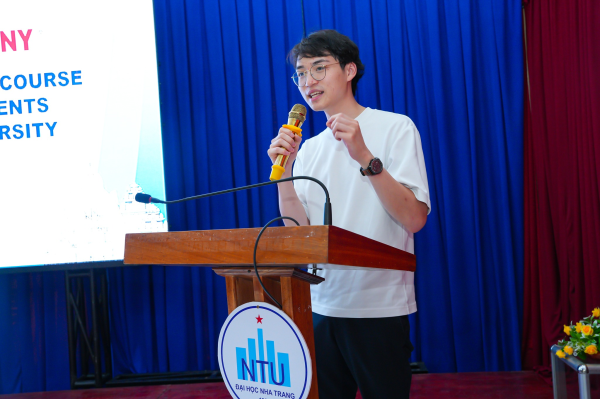 Trường Đại học Nha Trang tổ chức tổng kết khóa học tiếng Việt và giao lưu văn hóa với sinh viên Canada
