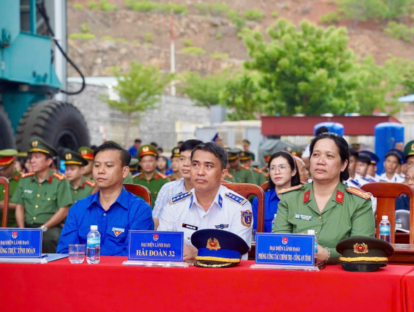 Trường Đại học Nha Trang tổ chức tuyên truyền chủ quyền biển, đảo gắn với đối ngoại về tình hình thế giới, khu vực, quan hệ Việt Nam với các nước cho sinh viên