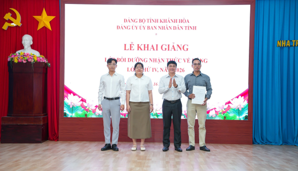 Khai giảng Lớp bồi dưỡng nhận thức về Đảng dành cho 118 quần chúng ưu tú thuộc Đảng bộ Trường Đại học Nha Trang