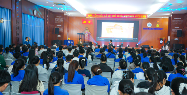 NTU TỔ CHỨC WORKSHOP “NỤ CƯỜI ĐẸP – TỰ TIN TỎA SÁNG”, TRAO 90 SUẤT HỌC BỔNG CHO SINH VIÊN