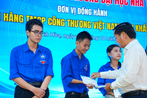 NTU TỔ CHỨC WORKSHOP “NỤ CƯỜI ĐẸP – TỰ TIN TỎA SÁNG”, TRAO 90 SUẤT HỌC BỔNG CHO SINH VIÊN