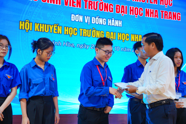 NTU TỔ CHỨC WORKSHOP “NỤ CƯỜI ĐẸP – TỰ TIN TỎA SÁNG”, TRAO 90 SUẤT HỌC BỔNG CHO SINH VIÊN