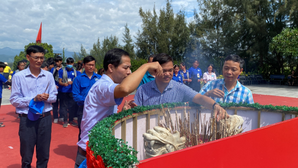Trường Đại học Nha Trang tổ chức hành trình “Về địa chỉ đỏ” dâng hương tưởng niệm tại Khu Tưởng niệm các chiến sĩ Gạc Ma