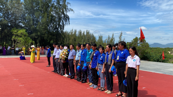 Trường Đại học Nha Trang tổ chức hành trình “Về địa chỉ đỏ” dâng hương tưởng niệm tại Khu Tưởng niệm các chiến sĩ Gạc Ma