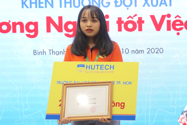 Nữ sinh bàn giao 200 triệu đồng nhặt được