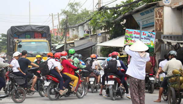 Người phụ nữ hàng ngày chặn xe cho học sinh sang đường