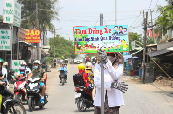 Người phụ nữ hàng ngày chặn xe cho học sinh sang đường