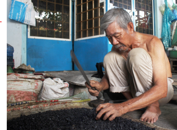 Ông lão 77 tuổi vá hàng trăm con đường