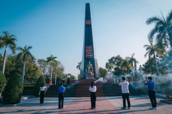 HOÀ CHUNG NIỀM VUI ĐẤT NƯỚC NỐI LIỀN MỘT DẢI - BIẾT ƠN NHỮNG SỰ HY SINH CỦA CÁC VỊ ANH HÙNG
