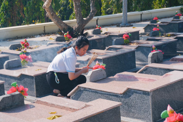 HOÀ CHUNG NIỀM VUI ĐẤT NƯỚC NỐI LIỀN MỘT DẢI - BIẾT ƠN NHỮNG SỰ HY SINH CỦA CÁC VỊ ANH HÙNG