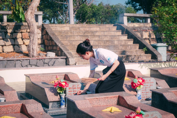HOÀ CHUNG NIỀM VUI ĐẤT NƯỚC NỐI LIỀN MỘT DẢI - BIẾT ƠN NHỮNG SỰ HY SINH CỦA CÁC VỊ ANH HÙNG